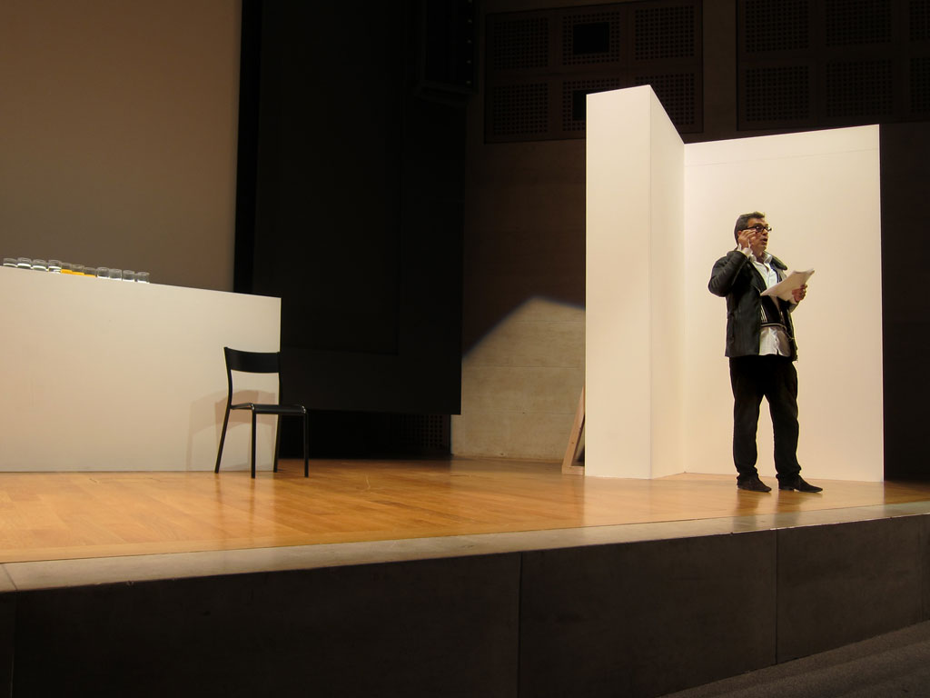Claude Closky, 'Private View' (2), Yves Lambrecht as 'John', Auditorium du Louvre, 21-10-2011. Photo J. de Bère